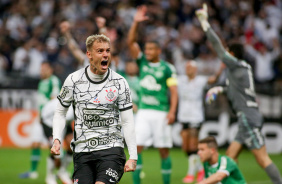 Rger Guedes comemorando muito o seu gol contra a Chapecoense na Neo Qumica Arena