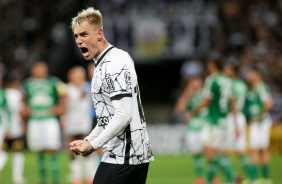 Rger Guedes comemorando muito o seu gol contra a Chapecoense na Neo Qumica Arena