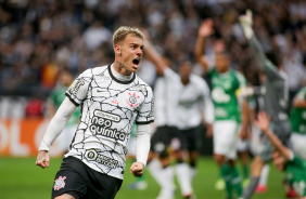 Rger Guedes comemorando muito o seu gol contra a Chapecoense na Neo Qumica Arena