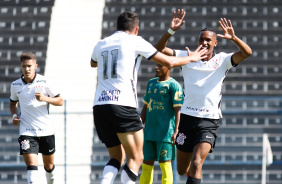 Cau comemorando seu gol no jogo entre Corinthians e XV de Ja