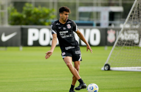 Lo Santos durante o treino no CT do Corinthians