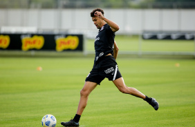 Lo Santos durante o treino no CT do Corinthians