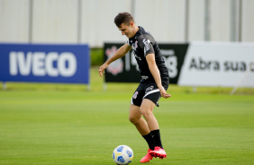 Lucas Piton durante o treino no CT do Corinthians