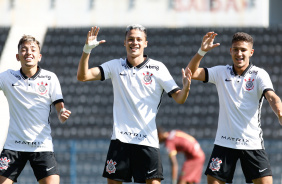 Ryan, Matheus e Keven comemorando gol no jogo entre Corinthians e XV de Ja