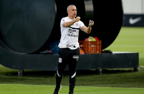 Sylvinho durante o treino no CT do Corinthians