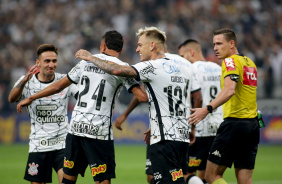 Jogadores do Corinthians comemorando o gol de Cantillo no jogo diante o Fortaleza