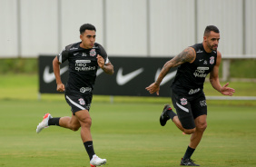 Du Queiroz e Renato Augusto no ltimo treino do Corinthians antes do jogo contra o Atltico-MG