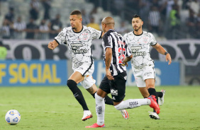 João Victor e Giuliano no jogo entre Corinthians e Atlético-MG, pelo Brasileiro, no Mineirão