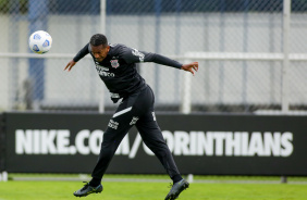 Atacante Jô durante último treino do Corinthians antes do jogo contra o Cuiabá