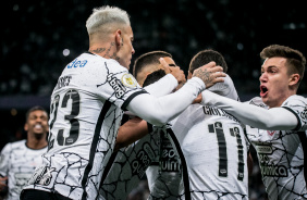 Elenco do Corinthians comemora gol de Giuliano contra o Cuiab