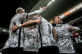Elenco do Corinthians comemora o gol de Renato Augusto