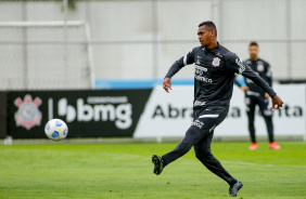 Jô durante último treino do Corinthians antes do jogo contra o Cuiabá