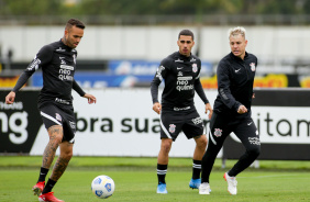 Luan, Gabriel e Róger Gudes durante último treino do Corinthians antes do jogo contra o Cuiabá