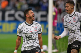 Giuliano e Gabriel Pereira durante partida entre Corinthians e Cuiab