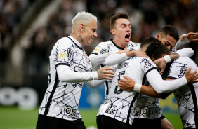 Jogadores do Corinthians comemoram o gol de Giuliano contra o Cuiab