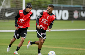 Adson e Vitinho durante treinamento do Corinthians no CT Joaquim Grava