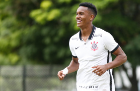 Cauê comemorando seu gol no jogo entre Corinthians e São Bernardo, pelo Paulista Sub-20
