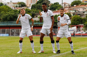 Cauê, Ryan e Keven comemorando o gol do Corinthians contra o São Bernardo