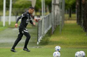 Gabriel durante treinamento do Corinthians no CT Joaquim Grava
