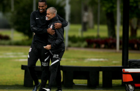 J e Sylvinho durante treinamento do Corinthians no CT Joaquim Grava