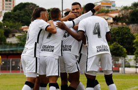 Jogadores do Corinthians Sub-20 comemorando gol contra o São Bernardo