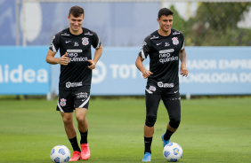 Piton e Mantuan durante ltimo treino do Corinthians antes do jogo contra o Santos