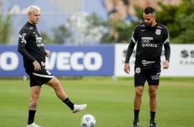 Rger Guedes e Renato Augusto durante ltimo treino do Corinthians antes do jogo contra o Santos