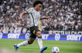 Atacante Willian no jogo entre Corinthians e Santos, pelo Campeonato Brasileiro