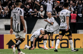 Fbio Santos e Gabriel no jogo entre Corinthians e Santos, pelo Campeonato Brasileiro