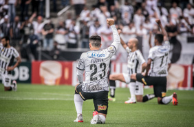 Fagner e demais jogadores em posio de homenagem ao Dia da Conscincia Negra