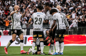 Gabriel e colegas no jogo entre Corinthians e Santos, pelo Campeonato Brasileiro