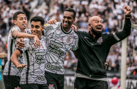 Gabriel Pereira, Du, J e Flvio de Oliveira comemorando gol contra o Santos