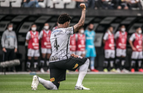 Gil, antes do incio da partida contra o Santos, em posio de homenagem ao Dia da Conscincia Negra