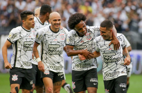 Jogadores comemoram gol de Gabriel no jogo contra o Santos na Neo Qumica Arena