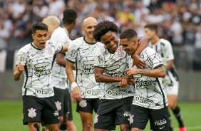 Jogadores comemorando muito gol do volante Gabriel