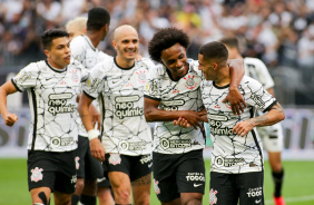 Jogadores comemorando o gol do volante Gabriel, contra o Santos, na Neo Qumica Arena