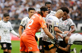 Jogadores cumprimentam Gabriel pelo marcado na partida entre Corinthians e Santos