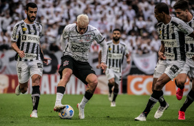 Lateral Fbio Santos no jogo entre Corinthians e Santos, pelo Campeonato Brasileiro