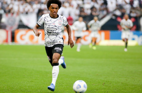 Willian no jogo entre Corinthians e Santos na Neo Qumica Arena, pelo Brasileiro