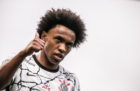 Willian no jogo entre Corinthians e Santos, pelo Campeonato Brasileiro