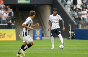 Zagueiro Gil no jogo entre Corinthians e Santos na Neo Qumica Arena, pelo Brasileiro