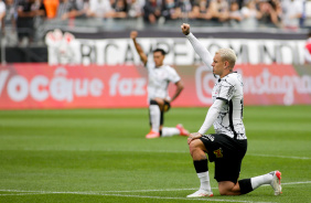 Guedes de punho cerrado ao alto em ato anti-racismo antes do jogo entre Corinthians e Santos