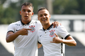 Giovane e Matheus Arajo, do Sub-20 do Corinthians, durante jogo contra o So Bernardo
