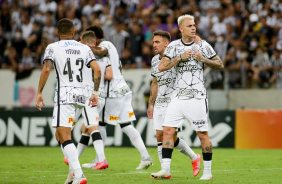 Elenco do Corinthians comemorando o gol de Rger Guedes contra o Cear