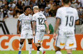 Willian e Rger Guedes durante a partida entre Corinthians e Cear