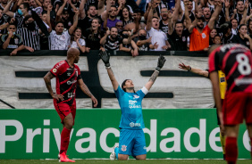Cássio comemora a vitória do Corinthians contra o Athletico