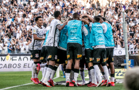 Elenco do Corinthians comemorando o gol do Corinthians na Neo Química Arena