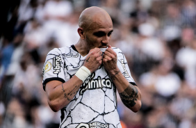 Fábio Santos beija o escudo do Corinthians após marcar seu gol na Neo Química Arena