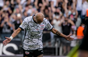 Fábio Santos comemorando o gol do Corinthians na Neo Química Arena