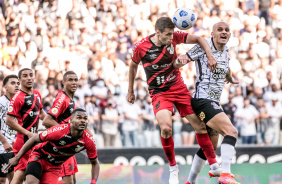 Fábio Santos divide a bola na partida contra o Athletico